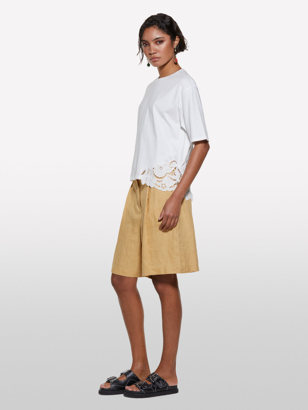 T-shirt branca com bordado assimétrico - ucb_image_F