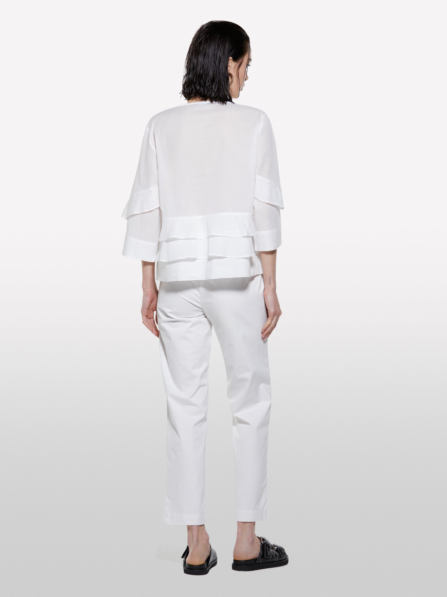 Blusa branca com folhos - ucb_image_B