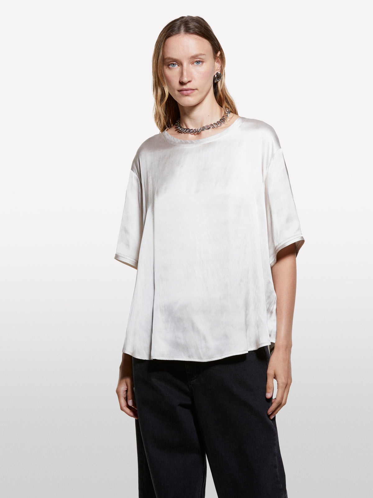 Blusa bege over fit em cetim - ucb_image_FY