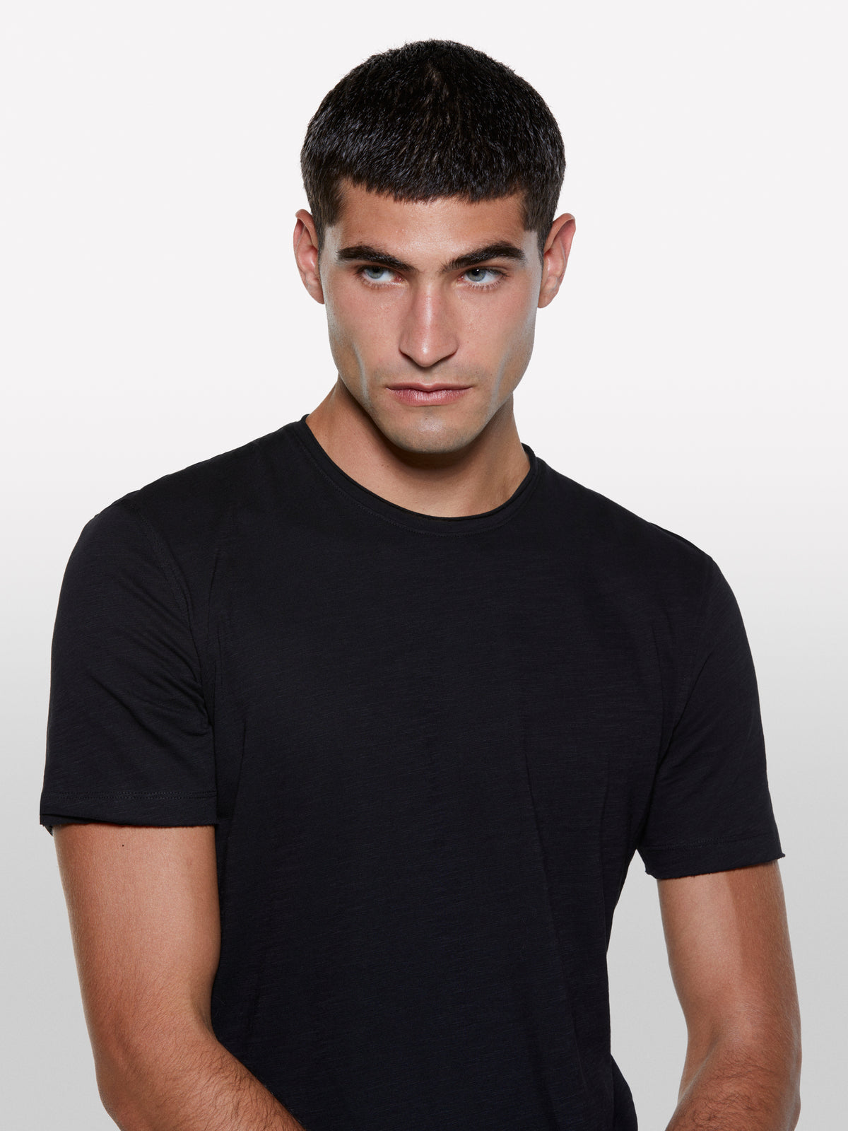 T-shirt preta com corte vivo - ucb_image_FY