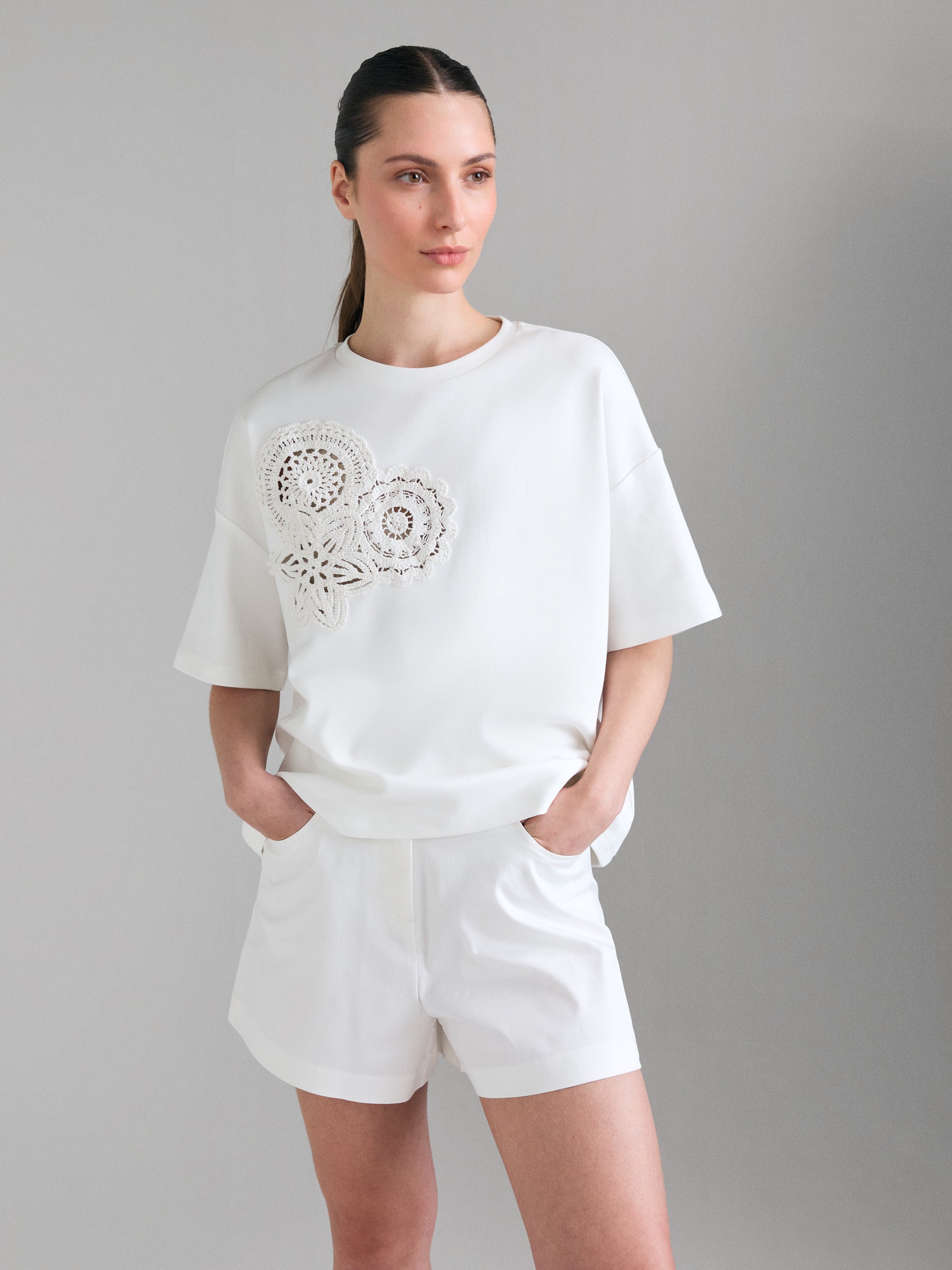 T-shirt com bordado crochê - ucb_image_FY
