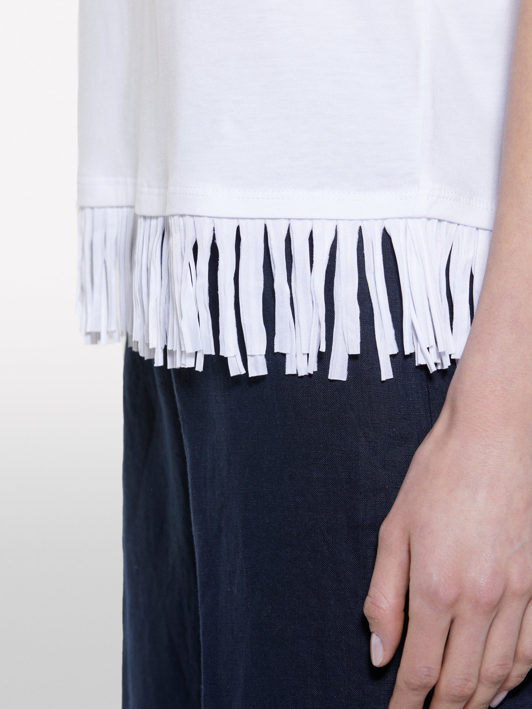 T-shirt branca com franjas na base - ucb_image_FY