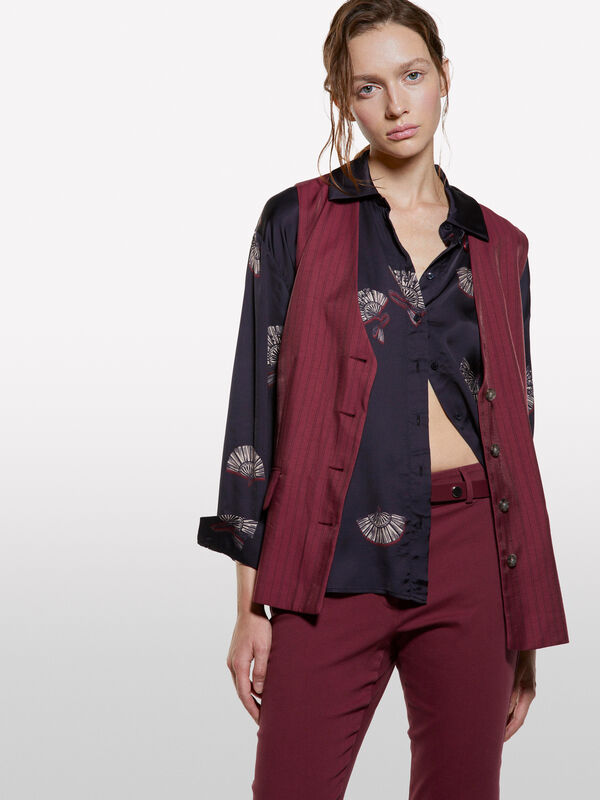 Chemise en satin bleu marine avec imprimé à motifs Chemise en satin bleu marine avec imprimé à motifs - chemises pour femme | Sisley