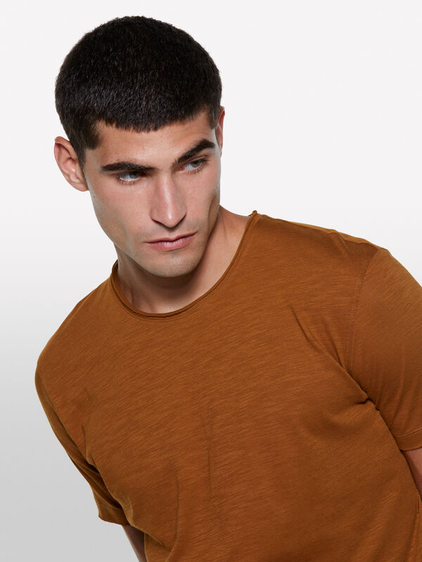 T-shirt slim à manches courtes couleur terre cuite T-shirt slim à manches courtes couleur terre cuite - t-shirts à manches courtes pour homme | Sisley