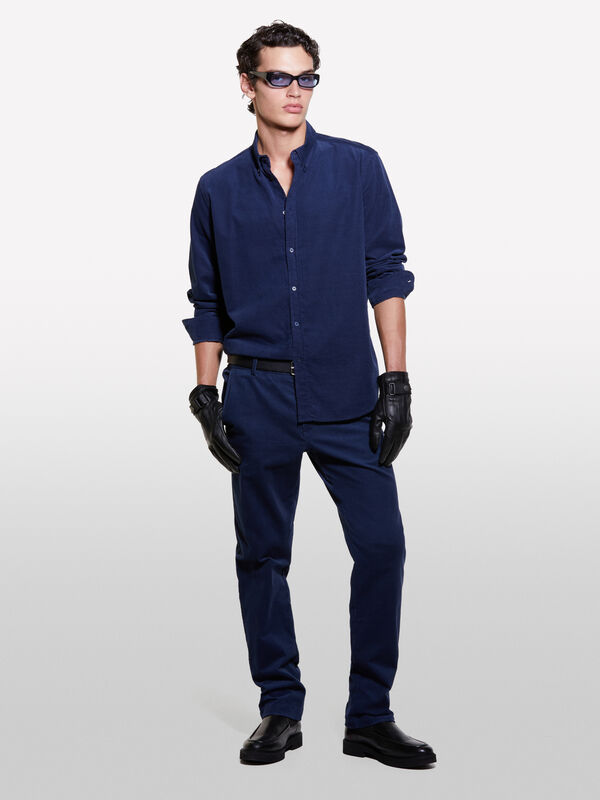 Chino bleu foncé en velours à bords-côtes - pantalons slim pour homme | Sisley