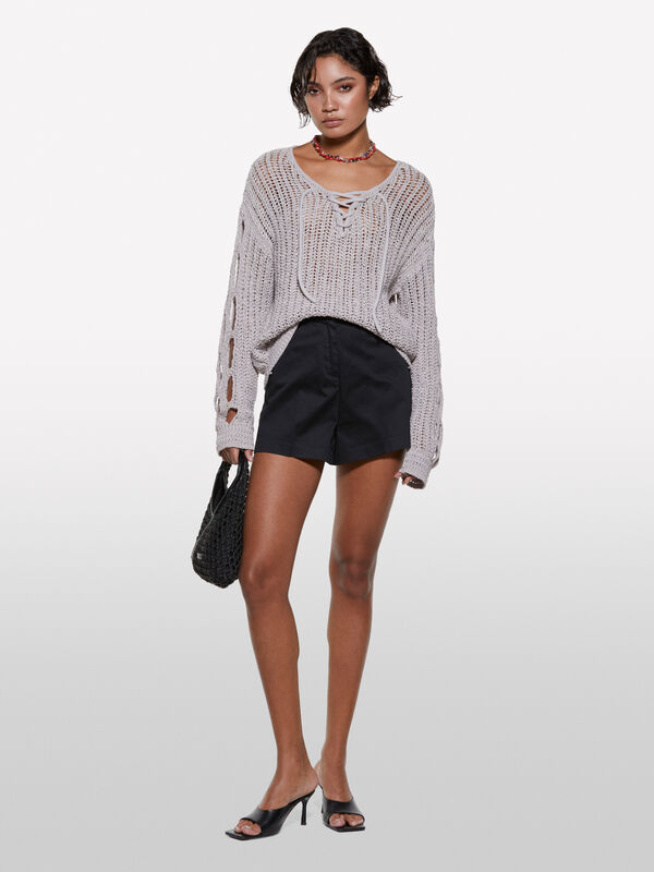 Pull perfor&eacute; &agrave; lacets - pulls col en v pour femme | Sisley