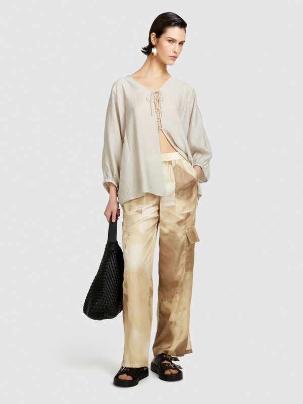 Pantalon cargo en satin imprimé - pantalons regular pour femme | Sisley