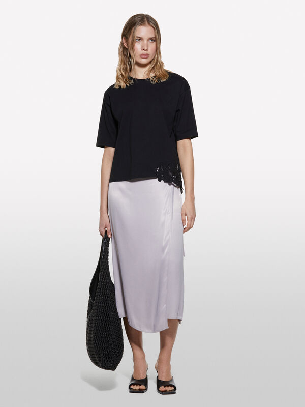 T-shirt noir avec broderie asym&eacute;trique - t-shirts &agrave; manches courtes pour femme | Sisley